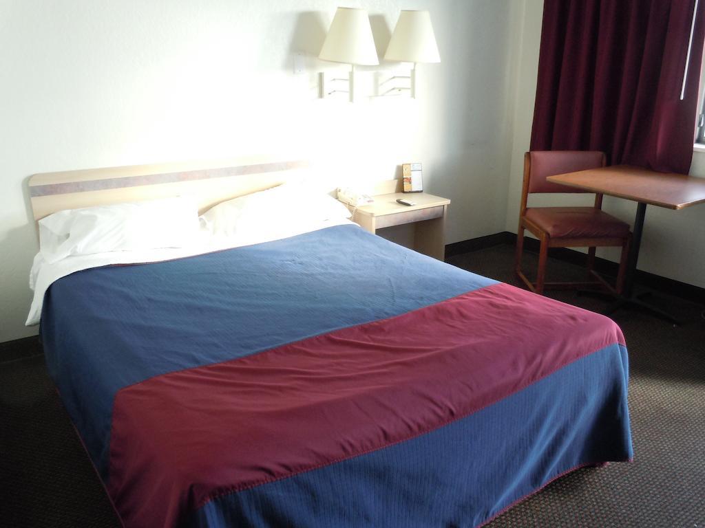 Travelodge By Wyndham Grand Rapids North Walker Exteriör bild