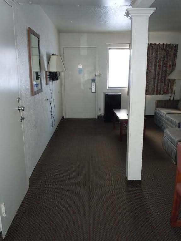 Travelodge By Wyndham Grand Rapids North Walker Exteriör bild